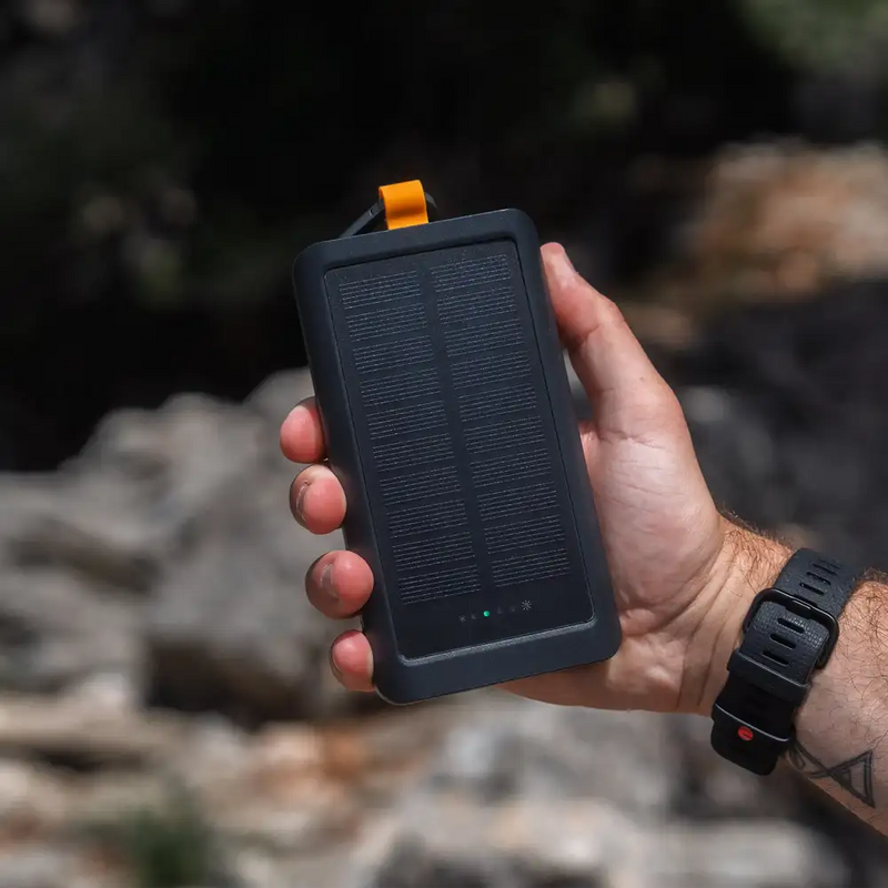 Go2 Powerbank 20W - 10.000 mAh met Solar en Lamp - Charcoal Black - Xtorm NL