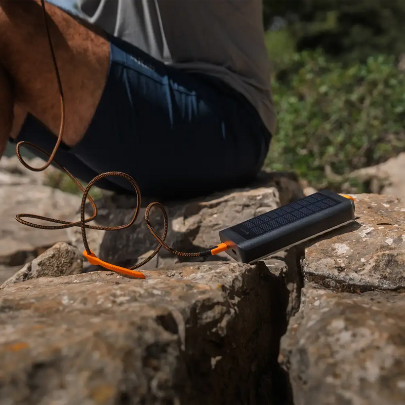 Go2 Powerbank 20W - 10.000 mAh met Solar en Lamp - Charcoal Black - Xtorm NL