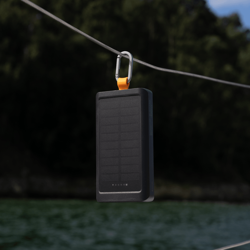 Go2 Powerbank 20W - 10.000 mAh met Solar en Lamp - Charcoal Black - Xtorm NL