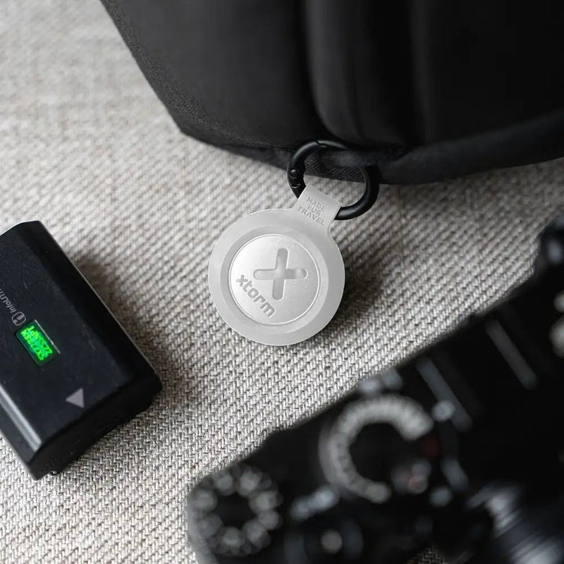 TravelTag for iPhone (iOS) - Water - resistant - Ash White - Xtorm NL